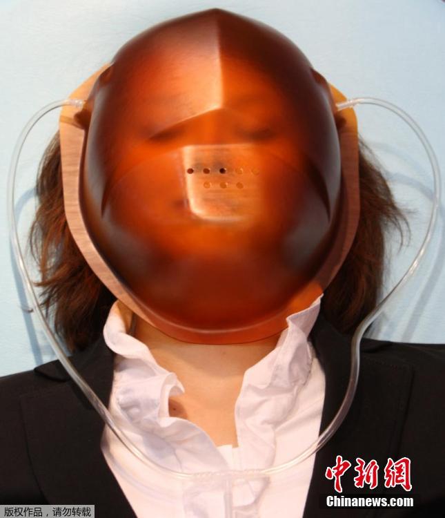 تعرض عارضة أزياء قناع الأجسجين للعناية بالبشرة في طوكيو اليابانية في 27 فبراير عام 2008. ويوفر القناع الأكسجين عالي التركيز لوجه المستخدمين لتحقيق إبطاء شيخوخة الجلد.  