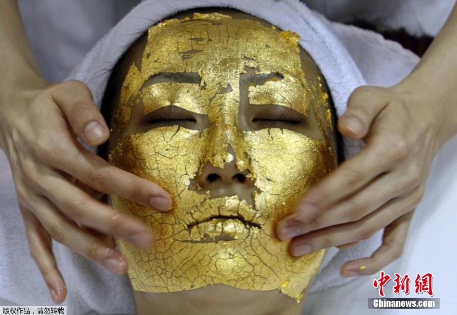 عرض قناع وجه ذهبي في معرض تجميل بطوكيو اليابانية في 7 مايو 2007. حيث يتم تغطية وجه الناس بورق ذهبي، ثم يتم القيام بتدخينه بالبخار لتعزيز تأثير التجميل. 