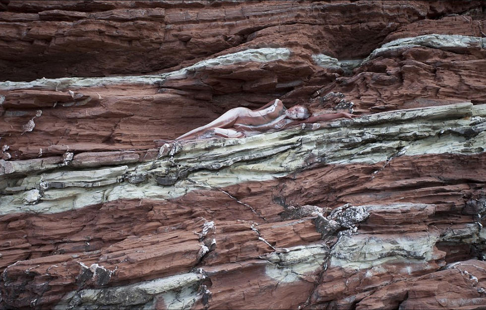 فنان سويسري يبتكر الرسوم على جسم الانسان بألوان متمازجة مع البيئة