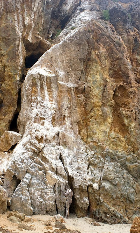 فنان سويسري يبتكر الرسوم على جسم الانسان بألوان متمازجة مع البيئة