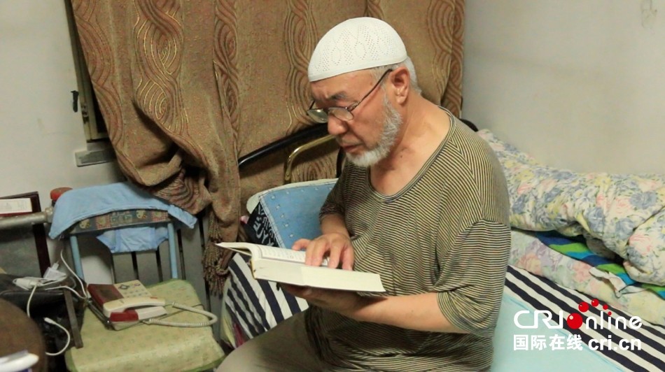  العم يانغ يقرأ القرآن الكريم.