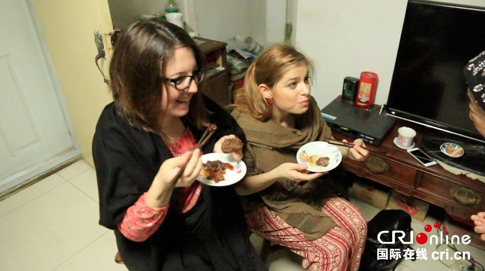 لفتاتان التركيتان تتناولان  الإفطار في بيت العم يانغ.