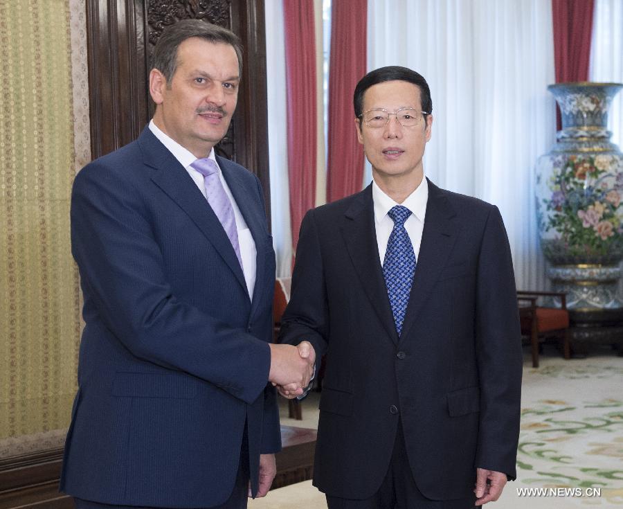 نائب رئيس مجلس الدولة الصيني يدعو إلى تعاون أكبر مع بيلاروسيا