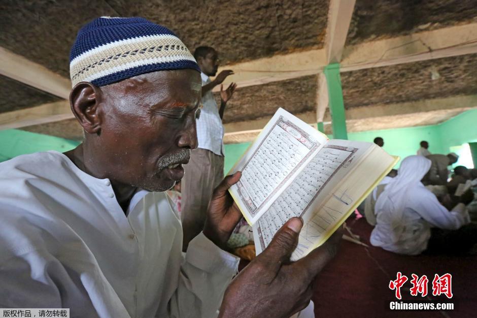 رجل يقرأ القرآن الكريم في مسجد Jamacada بمقديشو، الصومال في 10 يوليو الجاري.