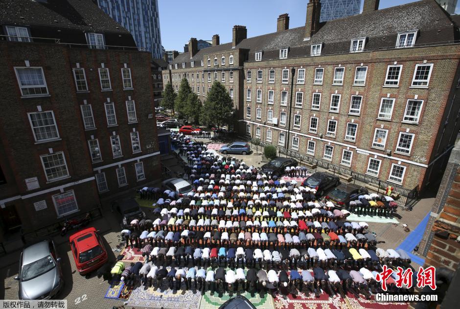 رجال يقومون بصلاة الجمعة في لندن ببريطانيا في 10 يوليو الجاري.