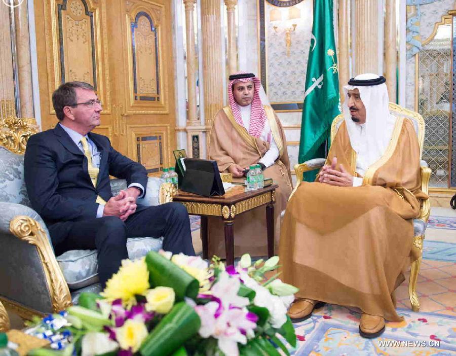 العاهل السعودي ووزير الدفاع الأمريكي يبحثان مستجدات الأوضاع في المنطقة