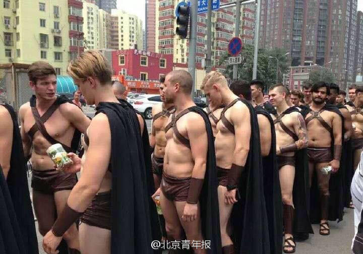شرطة بكين أوقفت أجانب شاركوا في نشاط دعائي بلباس شبه عاري