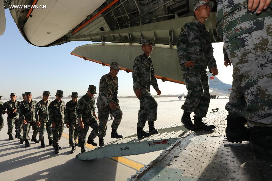 جنود صينيون يغادرون للمشاركة في الألعاب العسكرية الدولية في روسيا