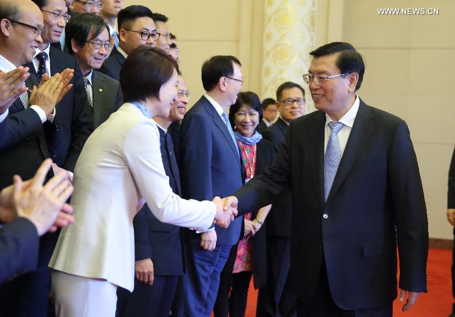 كبير المشرعين الصينيين يلتقي سياسيين من هونج كونج