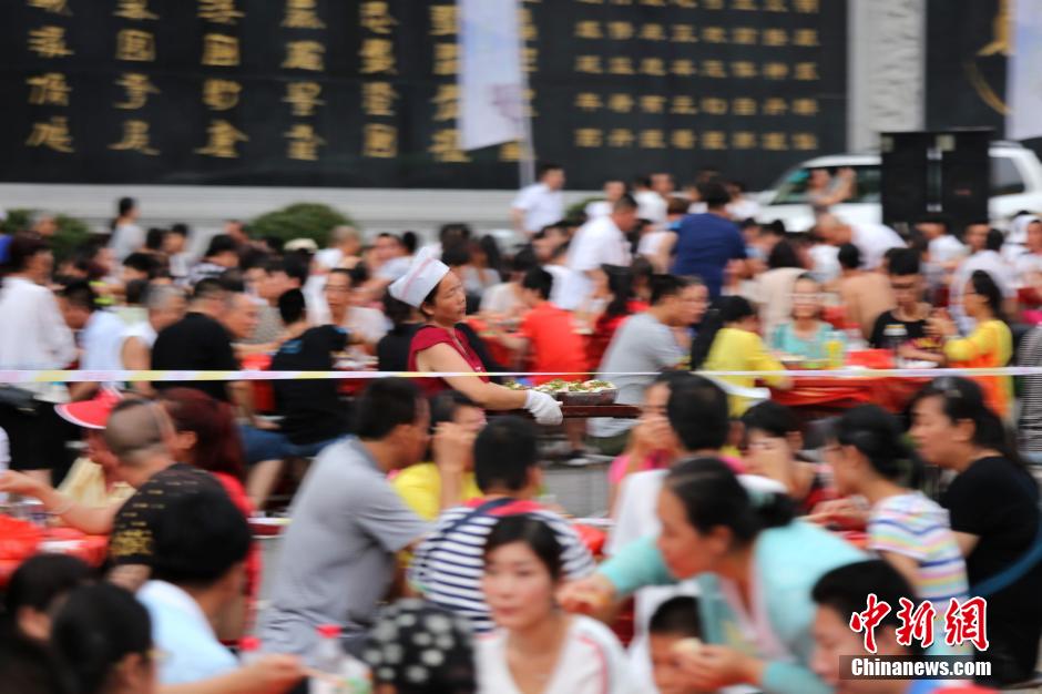 تنظيم وليمة ضخمة على شكل كلمات "الحلم الصيني" فى خنان
