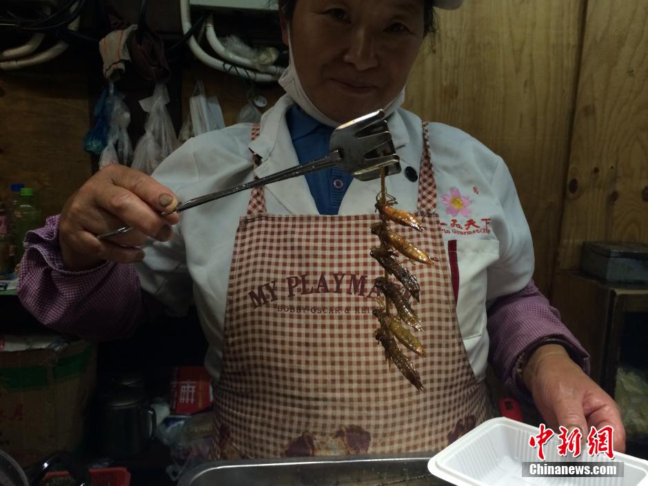 "وليمة من الحشرات" بمهرجان الأطعمة في يوننان