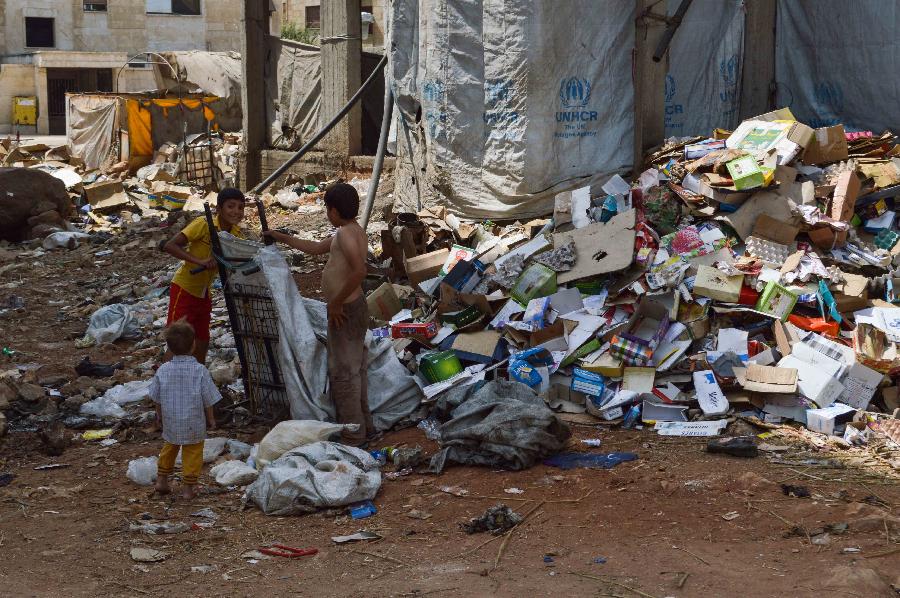 عمل الأطفال السوريون في حلب على جمع البلاستيك والورق لمساعدة والديهم. 