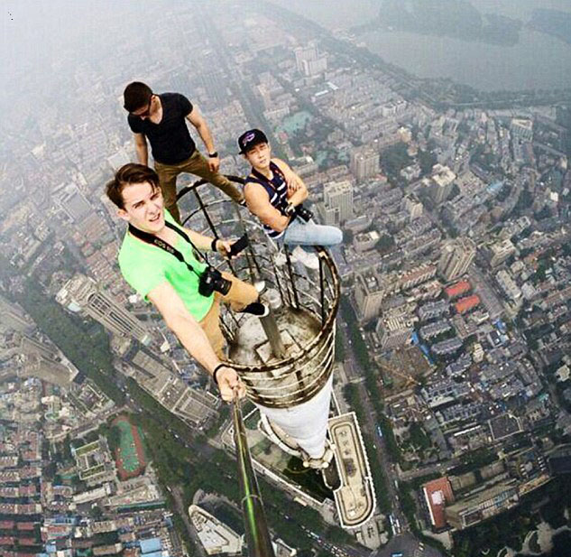 مغامرون يتسلقون ناطحة سحاب صينية ارتفاعها 457 مترا بأيديهم ومن دون معدات