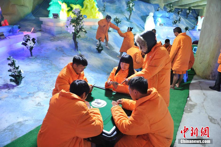 سكان تشونغتشينغ يلعبون ما جونغ فى "الجليد" للهروب من حرارة الجو