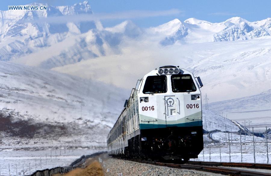 قطار يعبر هضبة بمنطقة التبت