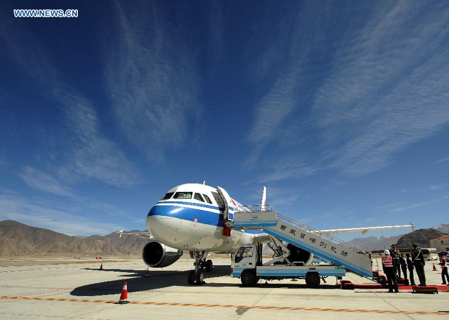 طائرة من طراز " A319" تهبط في مطار قونغقار بمدينة لاسا
