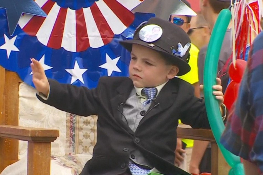 طفل 3 سنوات يتولى منصب عمدة بلدة أمريكية