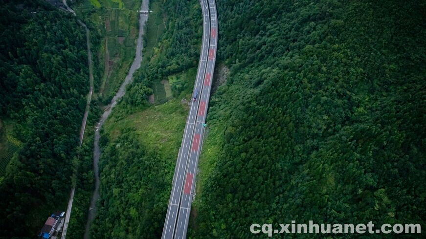 صور جوية لشبكة الطرقات السريعة في مدينة تشونغتشينغ بالجبال الوعرة