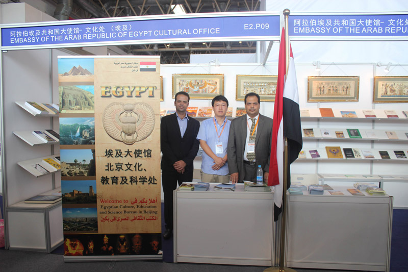 المستشار الثقافي المصري ببكين يشيد بالمشاركة العربية في معرض بكين الدولي للكتاب 2015