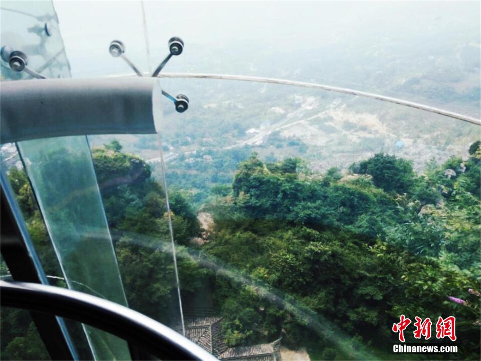 مصعد كهربائي شفاف ونادر فى فجوة جبلية فى الصين