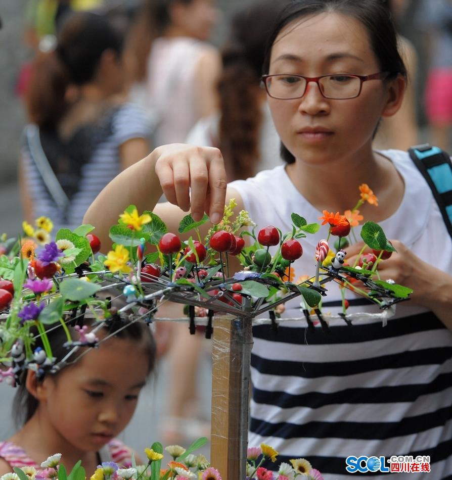 "زهور البراعم" تصبح دبوس شعر تزخرف رؤوس الناس في تشنغدو