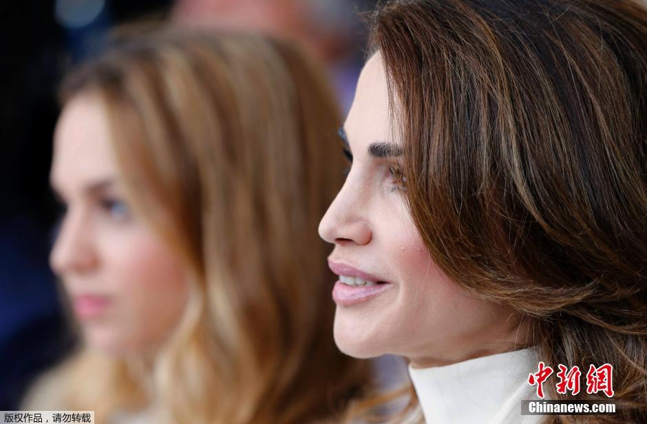مجموعة صور: الأميرة رانيا وإبنتها تحضران اجتماعا في فرنسا