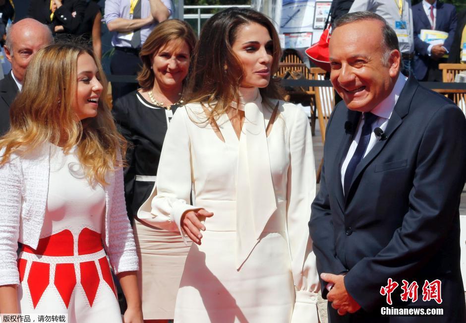 مجموعة صور: الأميرة رانيا وإبنتها تحضران اجتماعا في فرنسا