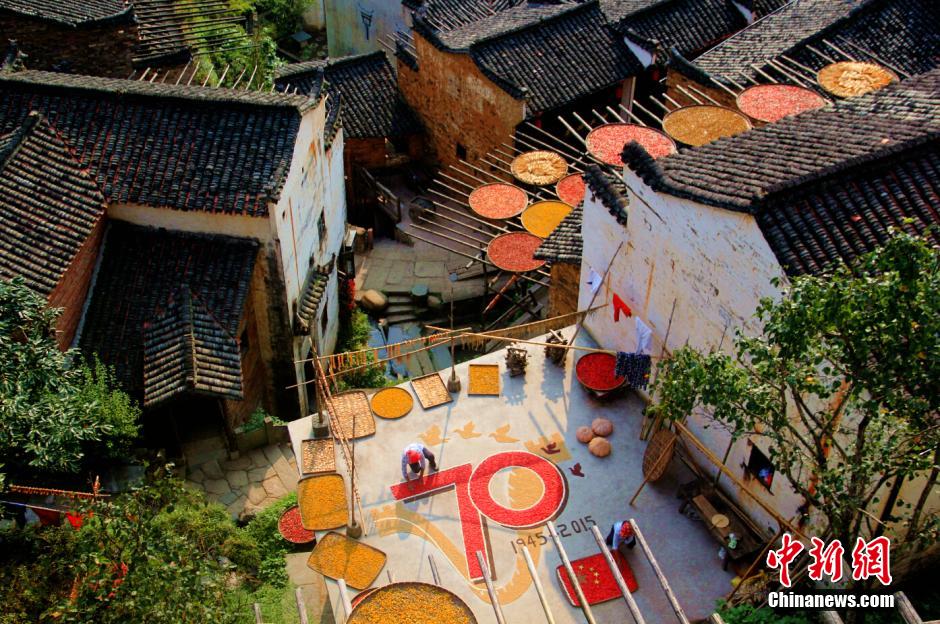"أجمل قرية فى الصين" تجفف محاصيل الخريف احتفالا بيوم النصر