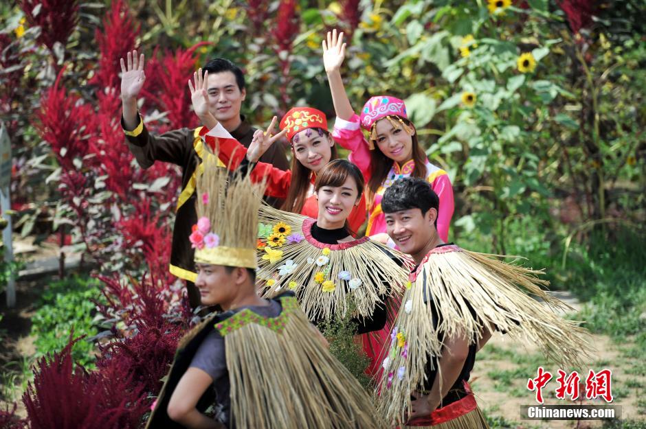 صور: حسناوات يرقصن بلباس مصنوع من قش الأرز في لياونينغ