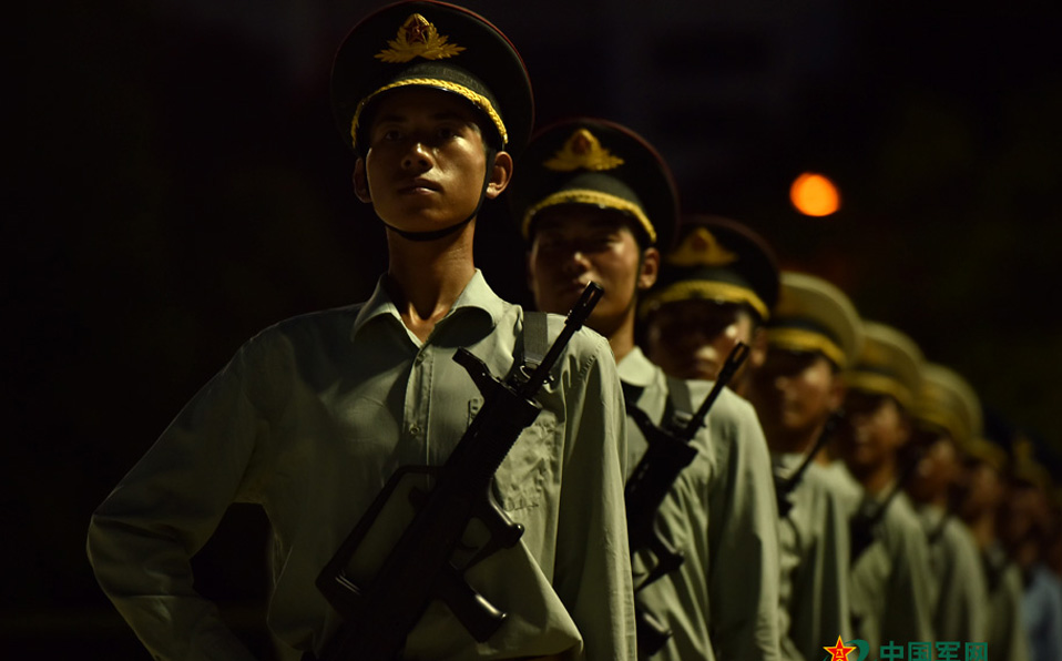 مجموعة صور: تدريبات في ليل استعدادا للاستعراض العسكري القادم