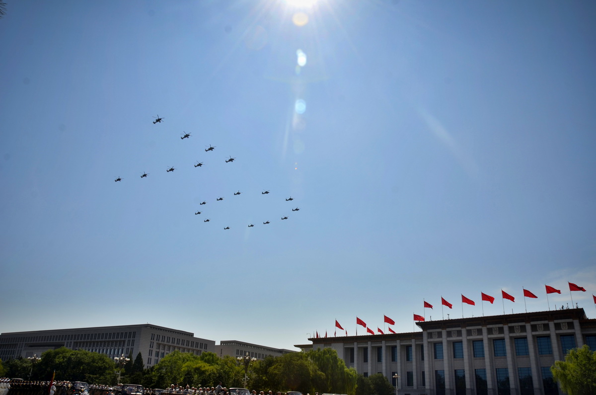 طائرات الهليكوبتر تشكل رقم "70" فى الهواء خلال استعراض عسكري صيني فى يوم النصر