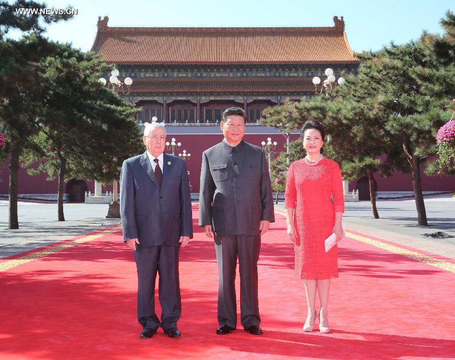 التقى الرئيس الصيني شي جين بينغ وزوجته بنغ لي يوان بمندوب الرئيس الجزائري، رئيس مجلس الأمة عبد القادر بن صالح