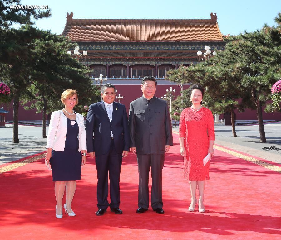 التقى الرئيس الصيني شي جين بينغ وزوجته بنغ لي يوان بمندوب حكومة ليبيا، وزير الخارجية الليبي محمد الدايري وعقيلته