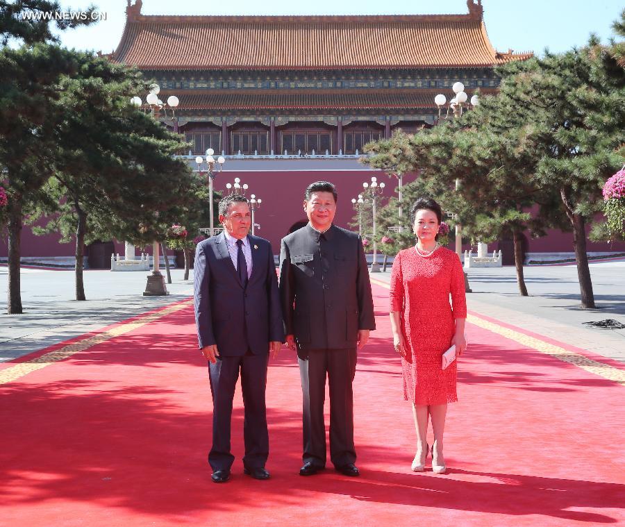  التقى الرئيس الصيني شي جين بينغ وزوجته بنغ لي يوان بمندوب الرئيس التونسي، وزير الدفاع التونسي فرحات الحرشاني
