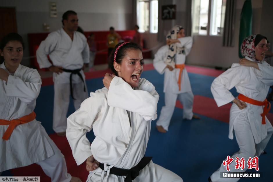 بالصور.. فلسطينيات يتعلمن  "مهارات الدفاع عن النفس"