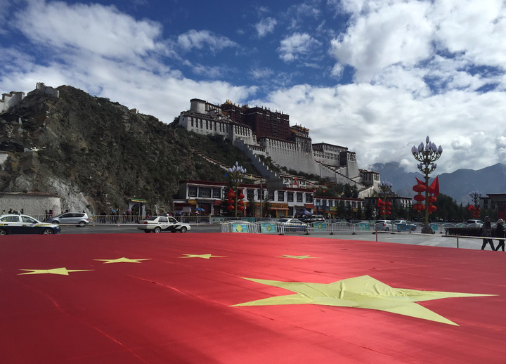 لاسا تتزين إحتفالا بالـذكرى الخمسين لتأسيس منطقة التبت ذاتية الحكم