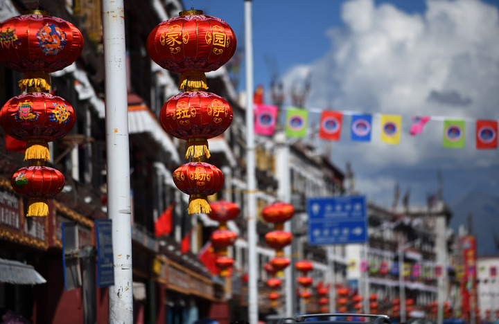 لاسا تتزين إحتفالا بالـذكرى الخمسين لتأسيس منطقة التبت ذاتية الحكم