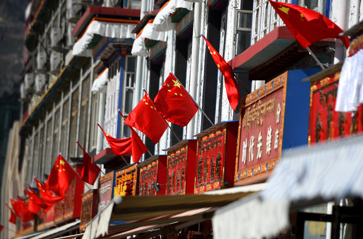 لاسا تتزين إحتفالا بالـذكرى الخمسين لتأسيس منطقة التبت ذاتية الحكم