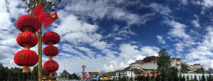 لاسا تتزين إحتفالا بالـذكرى الخمسين لتأسيس منطقة التبت ذاتية الحكم