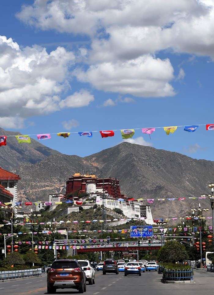 لاسا تتزين إحتفالا بالـذكرى الخمسين لتأسيس منطقة التبت ذاتية الحكم