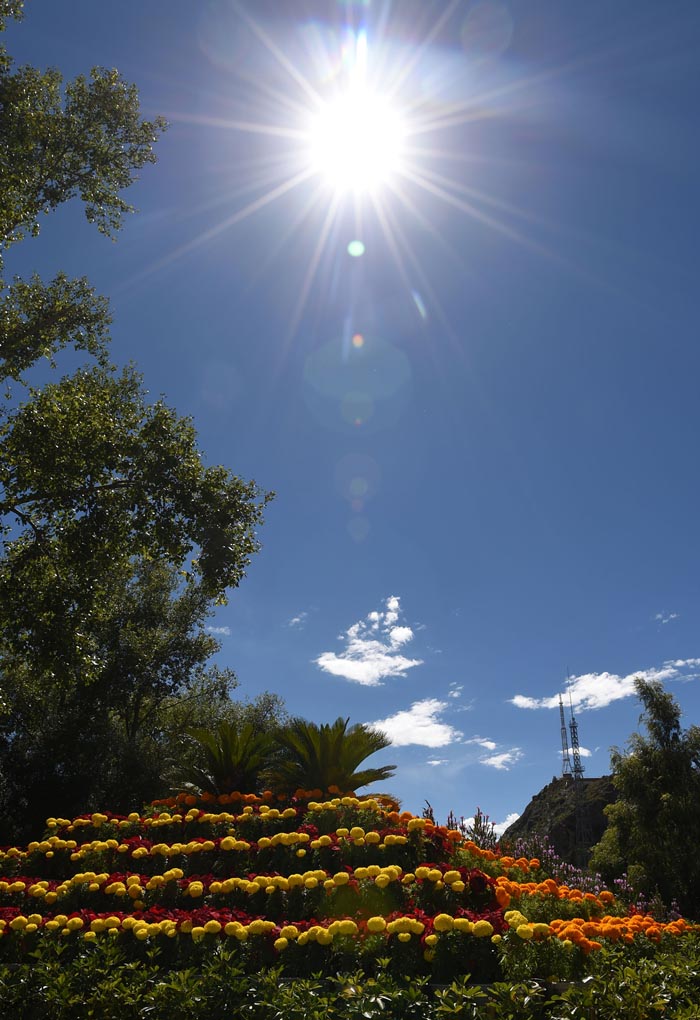 لاسا تتزين إحتفالا بالـذكرى الخمسين لتأسيس منطقة التبت ذاتية الحكم