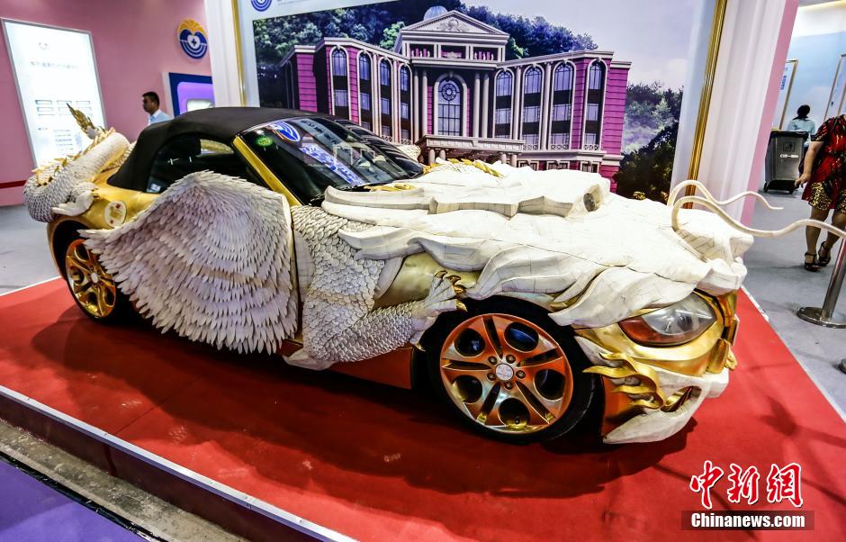 أفخر سيارة رياضية ذهبية تعرض في قوانغتشو