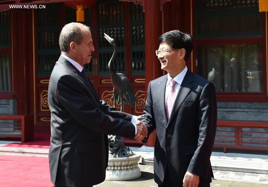 مسئول صينى كبير يجتمع مع وفد من المملكة المتحدة