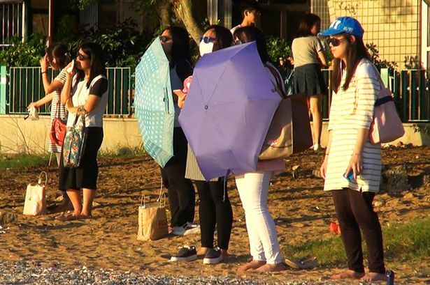 غريب جدا! سكان هونغ كونغ يحدقون في الشمس لتخفيف الوزن