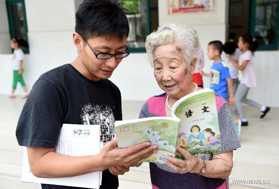 الانهماك في التعليم 60 عاما: الجدة الجميلة البالغة 90 سنة من عمرها