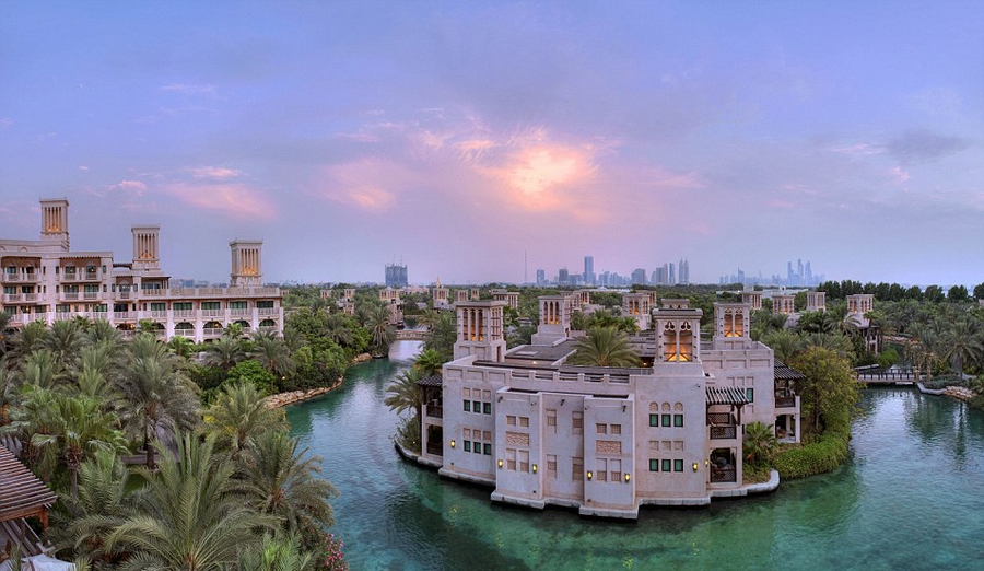 المراسلة البريطانية تصور فندق برج العرب