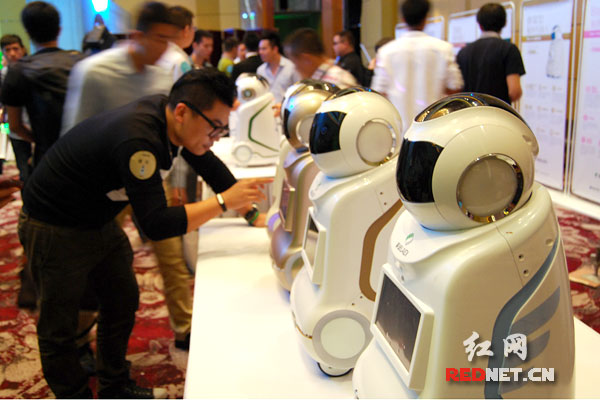 الصين تصدر أول روبوت في الخدمة الذكية 