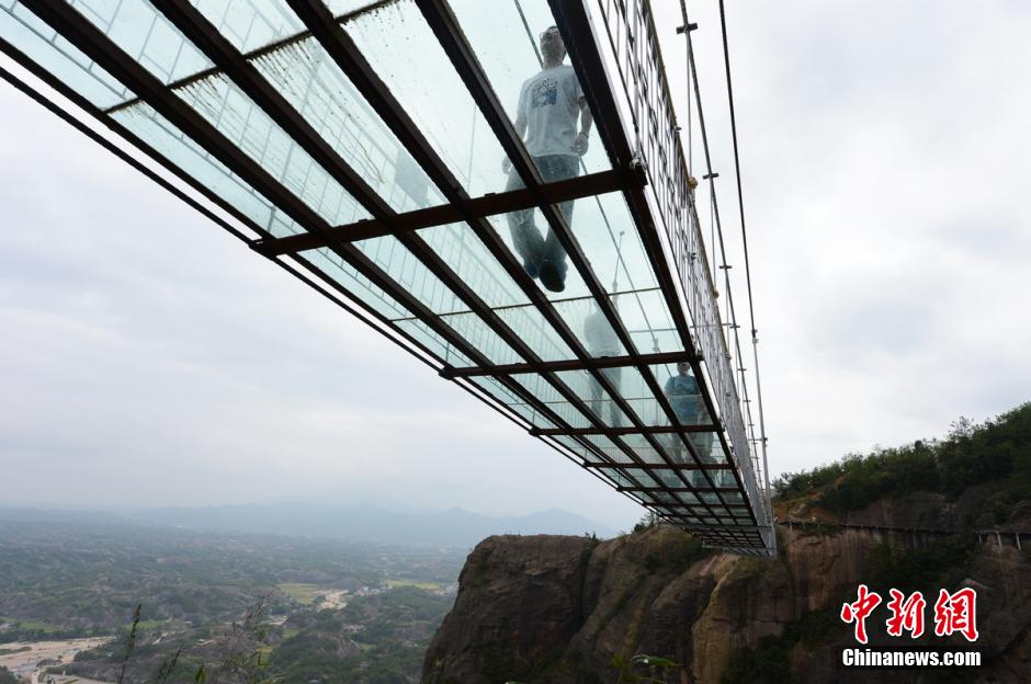 زيارة أول جسر زجاجي شفاف معلق في الصين