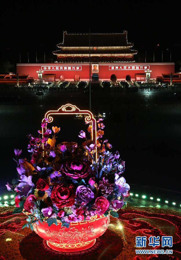 إضاءة روضة الزهور الرئيسية في ميدان تيانآنمن في الليل