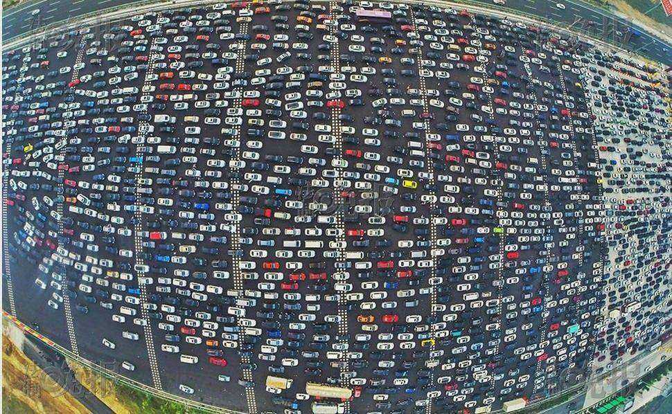 مشاهد  من الزحمة المرورية على الطرق السريعة ببكين خلال الأسبوع الذهبي